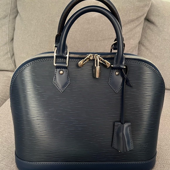 LV Alma PM/100% authentic. Almost new condition. Only worn a few times. - Picture 2 of 14